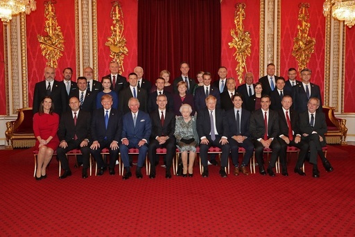 Preşedintele Klaus Iohannis participă miercuri la reuniunea Consiliului Nord-Atlantic, unde va evidenţia contribuţiile României în cadrul NATO. Marţi seară, la recepţia de la Palatul Buckingham, a discutat cu preşedintele Trump - FOTO, VIDEO