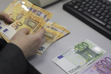Iohannis, întrebat cum va afecta evaluarea Standard & Poor's economia românească: Unii investitori se vor gândi o dată în plus dacă este cazul să investească în România sau nu, şi este posibil să apară o mică influenţă la dobânzi