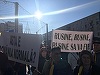 Protest în centrul Buzăului faţă de demiterea cerecetătorului Costel Vânătoru de la conducerea Băncii de Gene. Oamenii au pancarte pe care scrie ”Banca noastră-i o comoară, nu o condamnaţi să moară!”, ”Nu ne otrăviţi copiii” - FOTO