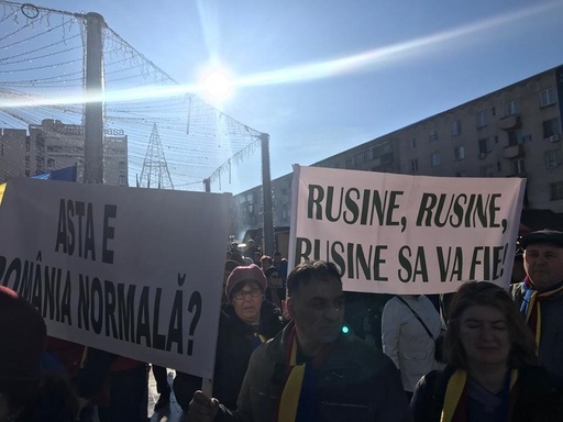Protest în centrul Buzăului faţă de demiterea cerecetătorului Costel Vânătoru de la conducerea Băncii de Gene. Oamenii au pancarte pe care scrie ”Banca noastră-i o comoară, nu o condamnaţi să moară!”, ”Nu ne otrăviţi copiii” - FOTO