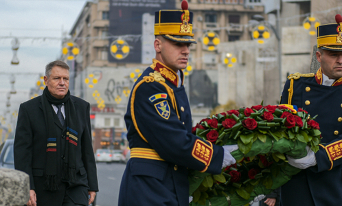 Iohannis a depus o coroană de flori în Piaţa Universităţii, în memoria victimelor Revoluţiei