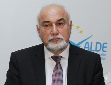 Vosganian: Rareş Bogdan a anunţat că Orban va demisiona în februarie. Am acceptat angajarea răspunderii pentru bugetul unui Guvern care intenţionează să demisioneze peste două luni. Tare, nu?/ Mesajul primit de la Rareş Bogdan