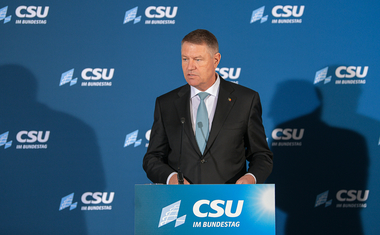 Iohannis: Situaţia din Irak ne priveşte, fiindcă noi avem foarte mulţi cetăţeni români care trăiesc şi muncesc în zona Orientului Mijlociu / O parte din militarii noştri au fost deja relocaţi