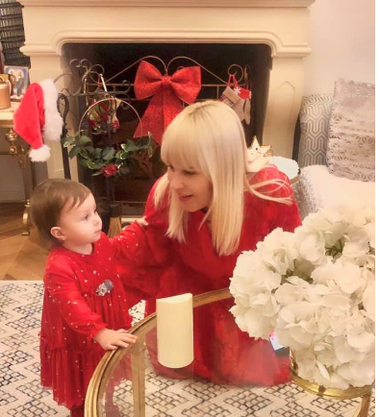 Elena Udrea publică o nouă fotografie cu fiica sa şi povesteşte că i-a spus ”Capra cu trei iezi”: Dacă am scăpat de război, avem timp de poveşti