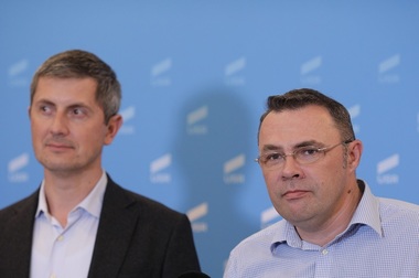 UPDATE - Jurnalistul Moise Guran renunţă definitiv la presă pentru a se implica în politică/ Moise Guran, în conferinţă de presă cu Dan Barna:  Am venit în USR-PLUS, de fapt, m-aş fi înscris în USR-PLUS, dar acest partid nu există - FOTO