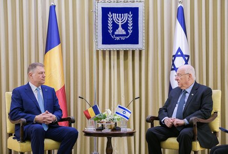 Klaus Iohannis, întrevedere cu preşedintele Statului Israel/ Cei doi au discutat despre relaţia bilaterală, demersurile în direcţia combaterii antisemitismului, xenofobiei şi intoleranţei, precum şi teme de interes comun de pe agenda internaţională