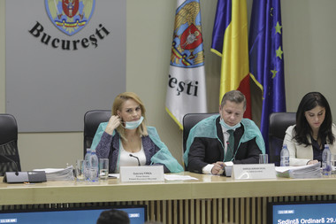 Gabriela Firea şi consilierii generali ai PSD, cu halate şi măşti de protecţie, la şedinţa Consiliului General/ Firea: Ne protejăm de viruşii guvernamentali; Am pregătit deja un birou cu pâine, sare şi ştergar şi aşteptăm controlul - FOTO/ VIDEO