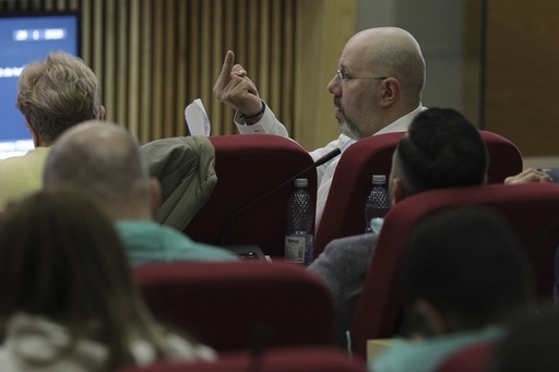Viceprimarul Aurelian Bădulescu, gesturi obscene către consilierii USR/ Pe Ana Ciceală a numit-o ”criminală”/ Disputa, generată de prezenţa medicului Narcis Copcă pe lista medicilor care primesc titlul de cetăţean de onoare