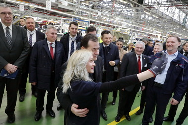 Orban, în vizită la fabrica Ford: Am discutat despre îmbunătăţirea infrastructurii de transport, despre simplificarea procedurilor şi reducerea timpului de aşteptare la trecerea graniţei astfel încât să se consume mai puţin timp, iar costurile să fie mai mici
