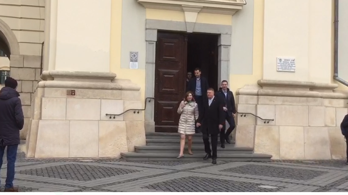 Klaus Iohannis petrece weekend-ul la Sibiu/ Şeful statului a fost la biserică cu soţia - VIDEO