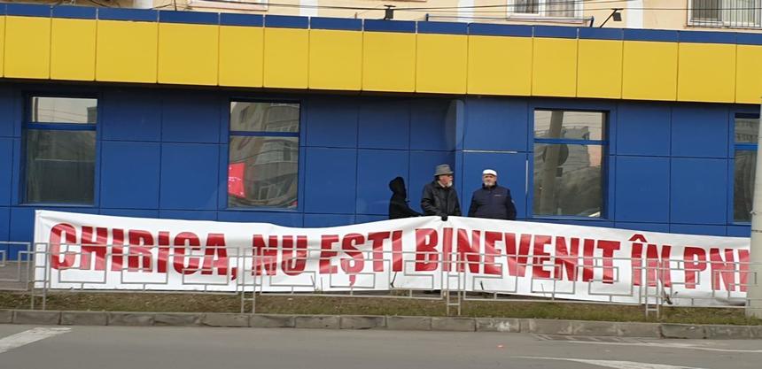 Banner cu mesajul "Chirica, nu eşti binevenit în PNL", în faţa sediului PNL Iaşi