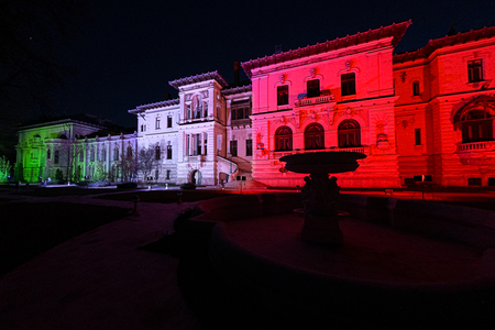 Palatul Cotroceni, iluminat în culorile drapelului italian, în semn de solidaritate cu Republica Italiană şi cu poporul italian