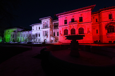 Palatul Cotroceni, iluminat în culorile drapelului italian, în semn de solidaritate cu Republica Italiană şi cu poporul italian