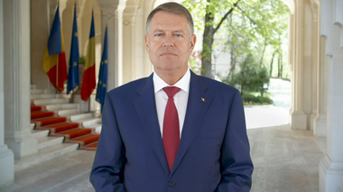 Iohannis: Am decis că după 15 mai toată lumea va fi obligată să poarte măşti de protecţie în spaţiile publice închise şi în transportul în comun. Nu vom prelungi restricţiile privind deplasările individuale. Până în 15 mai, staţi acasă! - VIDEO