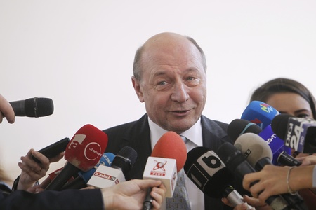 Traian Băsescu spune că statul ar trebui să negocieze contractele celor care au plecat la cules de sparanghel în Germania