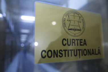 CCR are miercuri pe ordinea de zi sesizări ale Avocatului Poporului referitoare la OUG privind starea de urgenţă, precum şi sesizările vizând legea de eliminare a pensiilor speciale şi pe cele ale PNL legate de facilităţi propuse de PSD - VIDEO