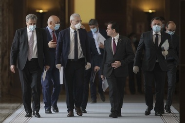 UPDATE  - Anunţul şefului Cancelariei premierului referitor la măsurile adoptate după 15 mai: Purtarea măştii, obligatorie în spaţiile publice închise / Restaurantele şi mall-urile rămân închise / Ce prevede proiectul de lege  - VIDEO
