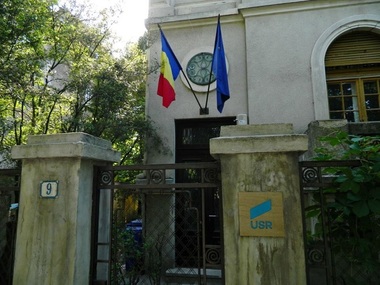 USR, acuzată că nu a mai plătit de două luni chiria pentru sediul central. Reprezentanţii partidului invocă situaţia de forţă majoră şi faptul că proprietarii clădirii nu acceptă nici rezilierea contractului, nici reducerea chiriei