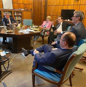 Fotografie cu premierul şi mai mulţi miniştri care beau, fumează şi mănâncă într-un birou al Guvernului, distribuită pe Facebook/ Ludovic Orban este cu ţigara aprinsă în mână, iar în faţă are un pahar care pare a fi cu bere
