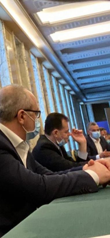 O nouă fotografie cu premierul care fumează în spaţii închise, publicată pe Facebookl/ Ludovic Orban are ţigara aprinsă în şedinţa de Guvern
