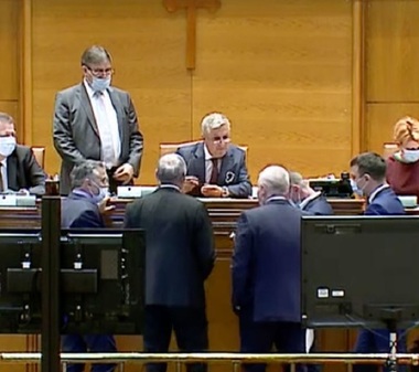 Clotilde Armand, publicând o fotografie în care Florin Iordache nu poartă mască de protecţie în Parlament: Încalcă mai multe legi/ Sper să-şi facă treaba şi în această situaţie Politia Română