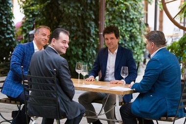 UPDATE - Orban, în Centrul Vechi: Răspund la invitaţia unui bun amic. Ce spune despre măsurile de relaxare / La plecare, s-a declarat mulţumit de modul în care sunt respectate restricţiile / Premierul a stat la o masă cu Nicuşor Dan - FOTO