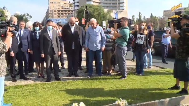 Premierul Ludovic Orban, în Piaţa Universităţii, unde a depus coroane de flori la Monumentul dedicat Mineriadei din 13-15 iunie 1990 şi la Monumentul ”Kilometrul zero al democraţiei”  - VIDEO