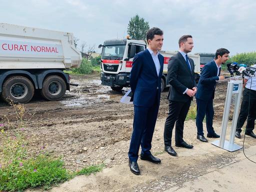 Încă o conferinţă de presă susţinută de Nicuşor Dan a fost bruiată – Mai multe camioane ale firmei de salubritate au claxonat şi au ambalat motoarele/ Poliţia Locală a cerut candidatului dreptei să părăsească partea carosabilă - FOTO/ VIDEO