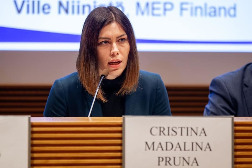 Cristina Prună: Foştii şi actualii parlamentari vor juca tenis şi se vor delecta cu răcoritoare pe un teren din inima Bucureştiui dat gratuit în folosinţă