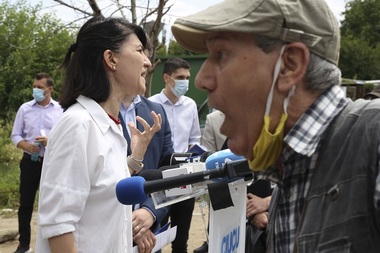 UPDATE - Incident la conferinţa de presă a ministrului Muncii, Violeta Alexandru, unde un pensionar a ameninţat-o şi a cerut vehement majorarea pensiei. Ministrul acuză PSD că se foloseşte de necazurile oamenilor / Bărbatul a fost amendat - FOTO,VIDEO
