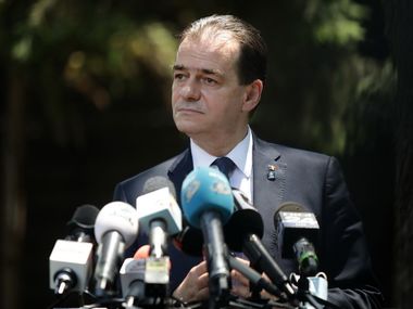 Premierul Ludovic Orban şi mai mulţi miniştri participă la ceremonia organizată cu ocazia sărbătoririi Zilei Aviaţiei Române şi a Forţelor Aeriene - VIDEO

