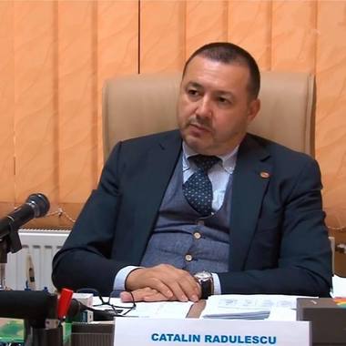 Rădulescu, după ce a fost amendat: Mi s-a rupt unul dintre braţele măştii. Un poliţist mă învaţă pe mine, eu fiind medic chirurg, cum să port o mască