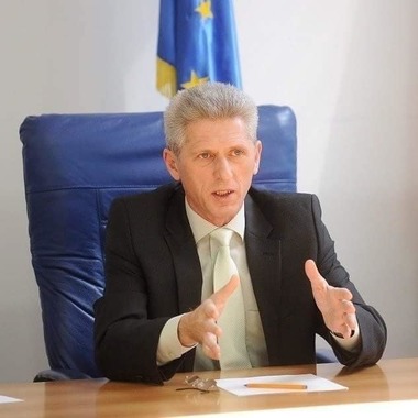 Dan Croitoru anunţă că se retrage din competiţia pentru Primăria Sectorului 5: Sunt omul lui Vanghelie în măsura în care Dan Barna ar fi un antreprenor capabil să reuşească prin propriile forţe, şi nu un parazit îmbogăţit din contracte cu statul