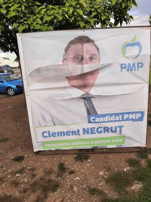 Alba Iulia - Corturile instalate în oraş de reprezentanţii PMP Alba au fost vandalizate | FOTO-VIDEO