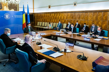 Guvernul se reuneşte în şedinţă, având pe ordinea de zi rectificarea bugetară şi prelungirea cu 30 de zile a stării de alertă