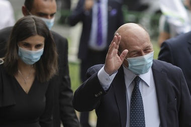 Băsescu, la depunerea candidaturii pentru Primărie: Principalii contracandidaţi sunt Nicuşor Dan şi Gabriela Firea. Voi face peste 30%, dar nu ştiu dacă va fi suficient / Ce document a adăugat în dosar cu privire la colaborarea cu Securitatea  - FOTO
