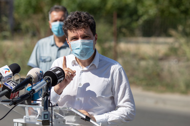 Nicuşor Dan o acuză pe Gabriela Firea că se pregăteşte să distribuie măşti cu însemnele sale electorale în şcoli, el catalogând gestul drept "josnicie politică”
