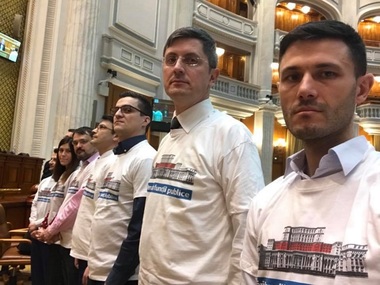 USR PLUS acuză că la Chiajna fostele spaţii de afişaj electoral au devenit locuri în care sunt prezentate realizările primarului în funcţie