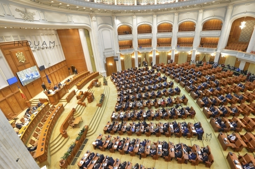 Şedinţa Parlamentului destinată dezbaterii şi votării moţiunii de cenzură a fost reluată cu apelul nominal