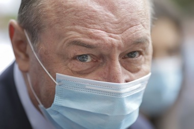 Băsescu: Romarm nu a mai produs nimic. Maşinile care fabricau măşti s-au stricat. Trebuiau făcute importuri cu prieteni contra şpagă. Măi Ludovice, măi hoţilor, şi din moartea românilor vreţi să faceţi bani?!