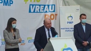 Băsescu: Eu îi cer demisia lui Cioloş din politică pentru modul în care a desfiinţat doi şi un sfert şi a lăsat clanurile să îşi facă de cap