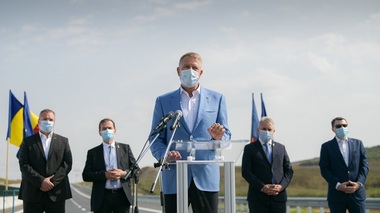 Iohannis, la inaugurarea unui sector de autostradă: De fapt, nu prea s-a vrut să se dezvolte infrastructura. Acum se vrea. Nu am venit pentru festivisme, ci pentru a da semnalul că trebuie să lucrăm mai repede şi să ne ţinem de termene - VIDEO