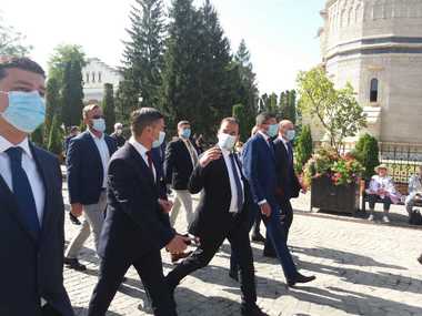 Iaşi: Ludovic Orban a băut o cafea pe terasa unui centru comercial şi s-a plimbat pe pietonalul Ştefan cel Mare/  Premierul a stat la semafor şi a primit un steguleţ din partea unei femei care i-a urat succes