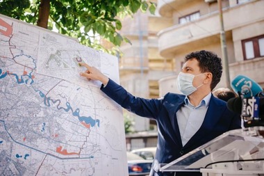 Nicuşor Dan: Sunt invitat împreună cu primarul în funcţie la o dezbatere despre Bucureşti, are ocazia să venim să discutăm despre mafia imobiliară, dar nu o să vină pentru că este parte din mafia imobiliară