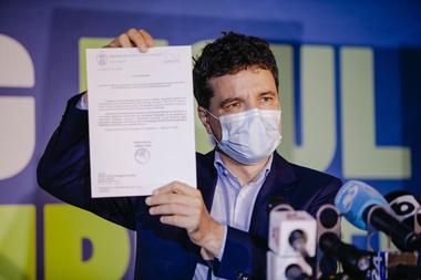 Nicuşor Dan o compară pe Gabriela Firea cu Elena Ceauşescu: Vă prezint un document semnat de primarul general prin care directorii din PMB nu au voie să dea informaţii publice consilierilor, fără acceptul primarului Firea