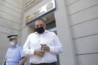 Consilierul primarului PSD al sectorului 4 a depus la DNA înregistrările convorbirilor cu Nicuşor Dan pe tema demolării clădirii deţinute de omul de afaceri Mihai Mitrache în Orăşelul Copiilor din Capitală - FOTO
