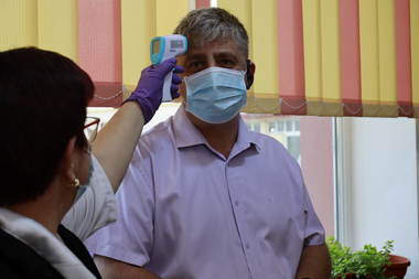 ALEGERI LOCALE 2020 - Candidatul PNL la Primăria Buzău, medicul Adrian Zoican, nevoit să aştepte pentru a putea vota, din cauza unei erori a termometrului