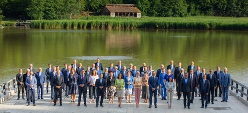 Sibiu: PNL câştigă detaşat alegerile în judeţul Sibiu având preşedinţia Consiliului Judeţean, cu 46,89%, 18 mandate de consilieri judeţeni şi 43 de primari din totalul de 64 – rezultate finale