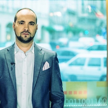 Silviu Mănăstire, moderator la B1 TV, infectat cu coronavirus: „Am o formă asimptomatică”. Marţi seară l-a avut invitat pe Ludovic Orban