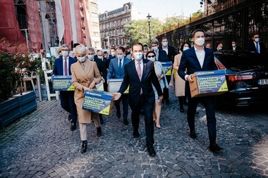 PNL a depus semnăturile de susţinere pentru candidaţii liberali la alegerile parlamentare. Ludovic Orban: Intrăm în campanie sub sloganul simplu - Dezvoltăm România